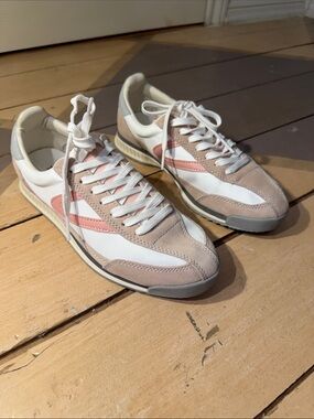 Tretorn Sz 7 Rawlins White Sneakers with Blush and Light Gray Accents